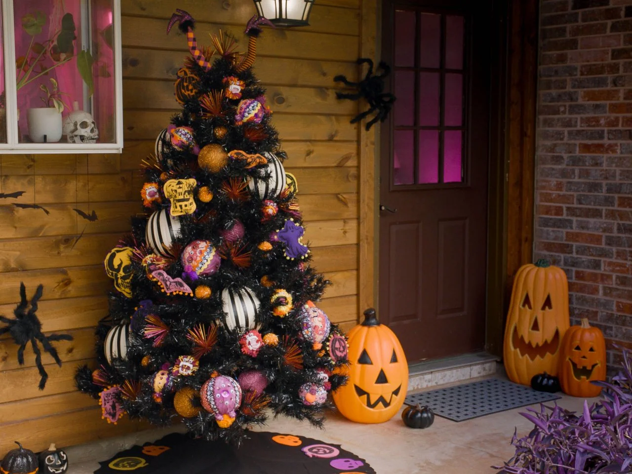 How to Make No-Sew Ornaments for Halloween Trees | HGTV