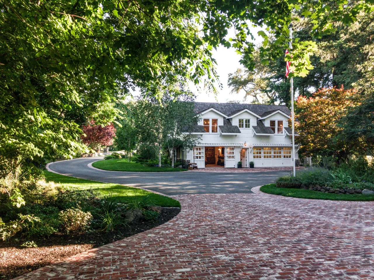 Tour a Northern California Cottage With Colonial Style | HGTV, image size:1280x960