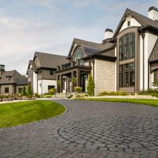 Cobblestone Driveway With Inlaid Circle