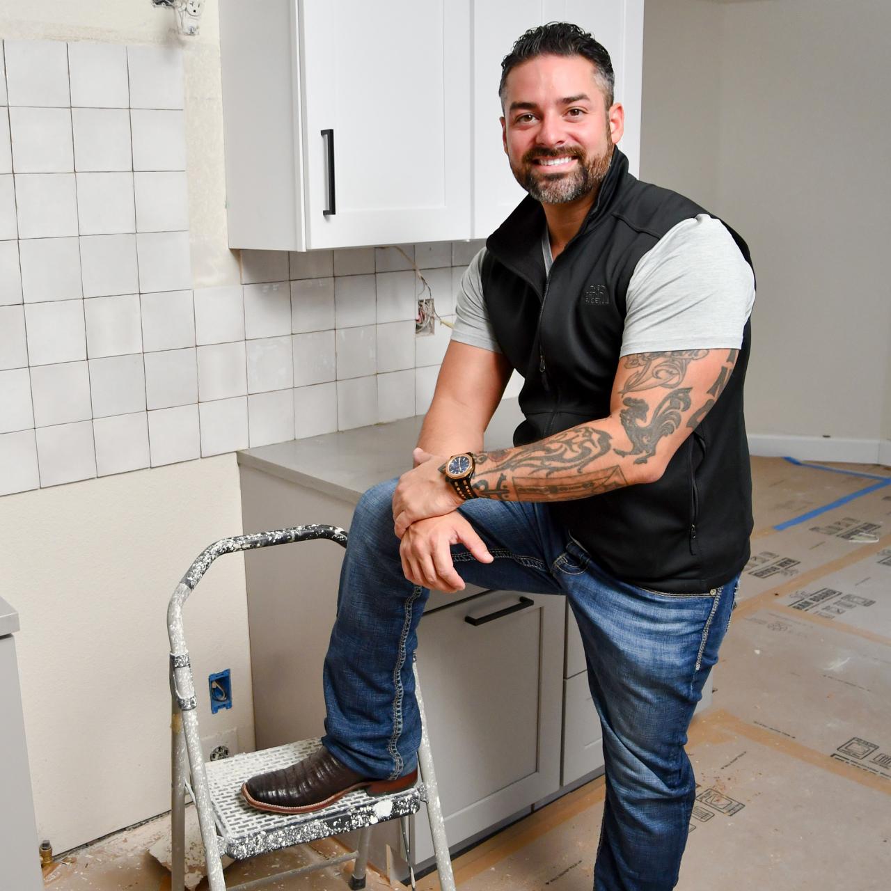 Who is HGTV host of 'Rico to the Rescue' Rico León? | Rico to the