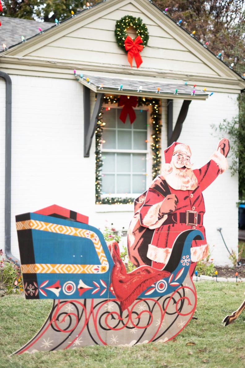 Vintage life-size stand-up Santa and Reindeer in yard 