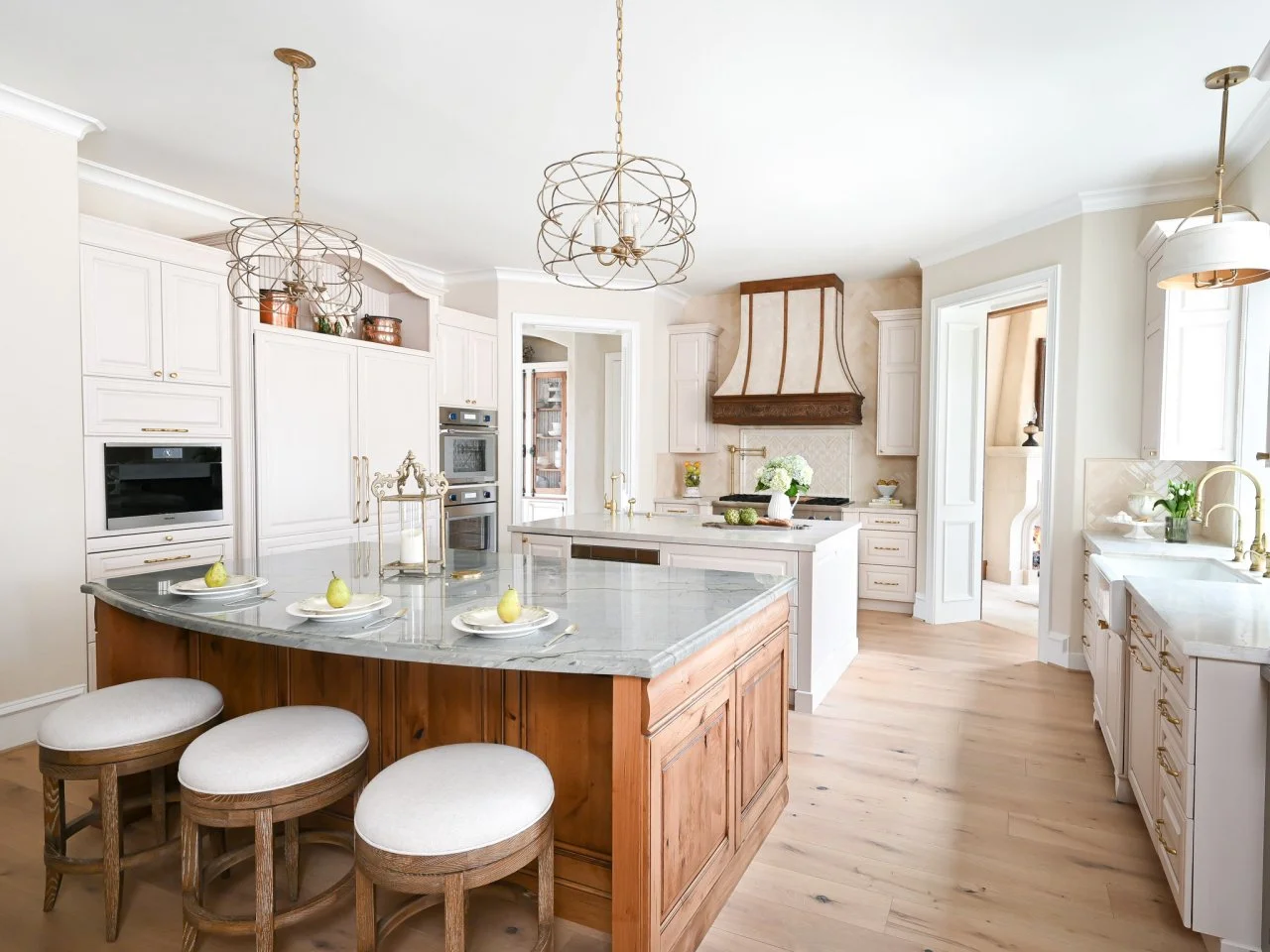 French country style at  インテリア French Country Style Interiors - Rooms with French Country Decor