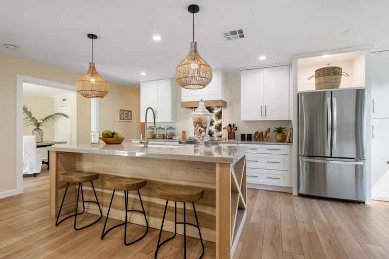 Tropical Open Plan Kitchen With Basket