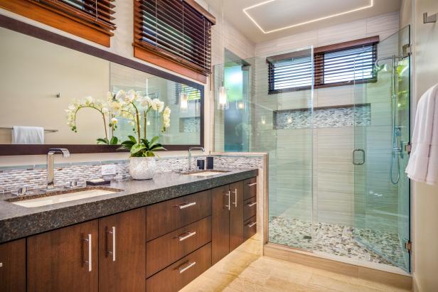 Tropical Bathroom With Blinds | HGTV