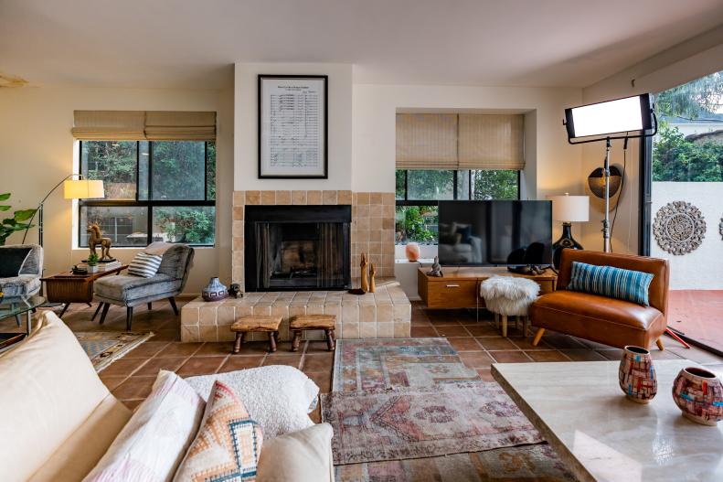 The living room before renovations of Lisa Kudrow's cousin Thea Mann, as seen on Celebrity IOU.