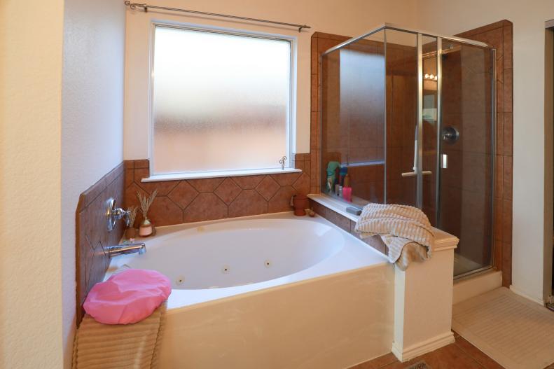 Une salle de bain sombre avec des équipements datés est prête pour une mise à jour, comme on le voit dans No Demo Reno de HGTV, saison 2.