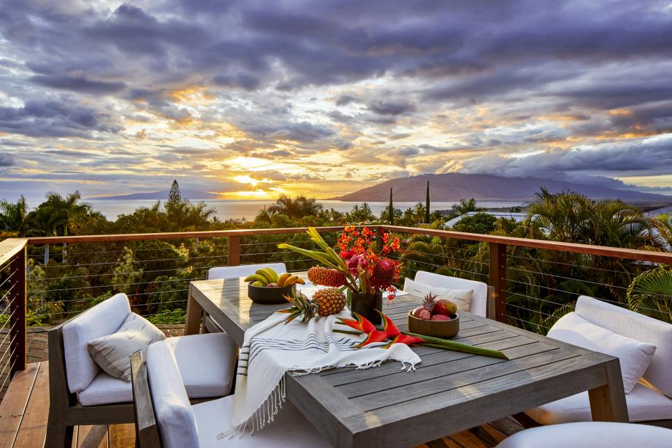 Balcony With Overlooking the Stunning Maui Scenery