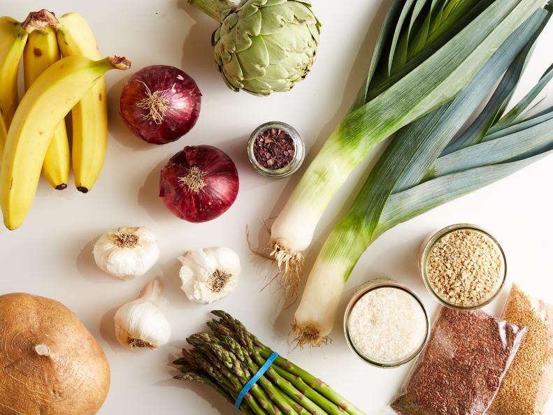 You may be familiar with the beneficial effects of probiotics, but if you haven’t yet learned about how prebiotics contribute to a healthy microbiome, we’ve got the answers for you here, along with 7 wholesome foods to start adding to your plate.
