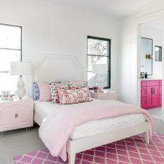 Transitional Kid's Room With Pink Rug