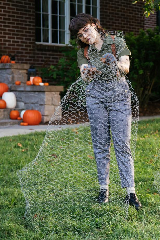 Bending and Shaping Chicken Wire for a Halloween Decoration