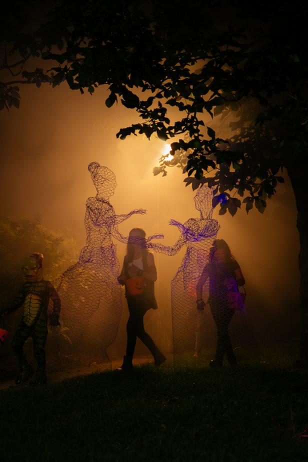 DIY Ghost Halloween Decorations Made Out of Chicken Wire