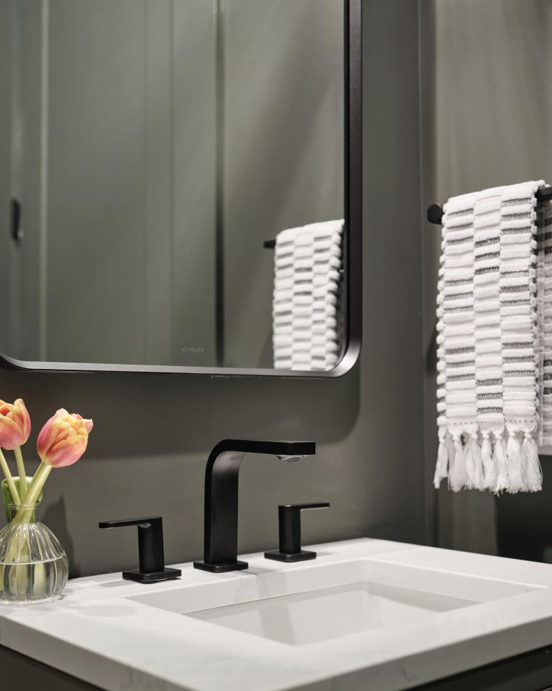 The simple lines of the vanity’s white under mount rectangular sink compliment the sink’s matte black faucet, with an understated chic look that combines circular shapes within a square design.