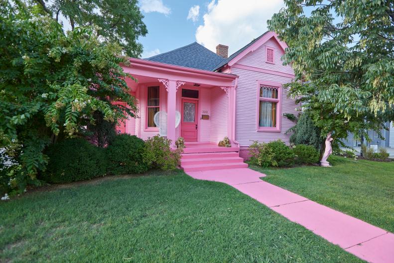 Social media influencer and retro connoisseur Beverly Griffith has created a gorgeous shrine to the color pink in her historic East Nashville home.