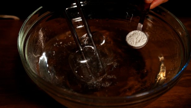 First add 2-1/2 cups of room temperature water to a mixing bowl. Turn on the electric mixer and slowly add in 1 teaspoon of sodium alginate powder to the bowl. Tip: The alginate powder will clump up, so keep mixing and increasing the speed until the mixture is dissolved and a thick, viscus liquid is produced.