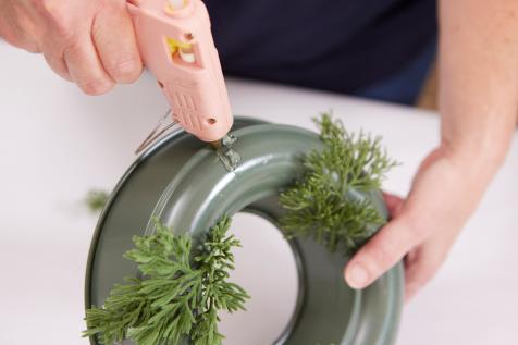 Upcycle a Cake Pan Into a Christmas Candle Ring Centerpiece