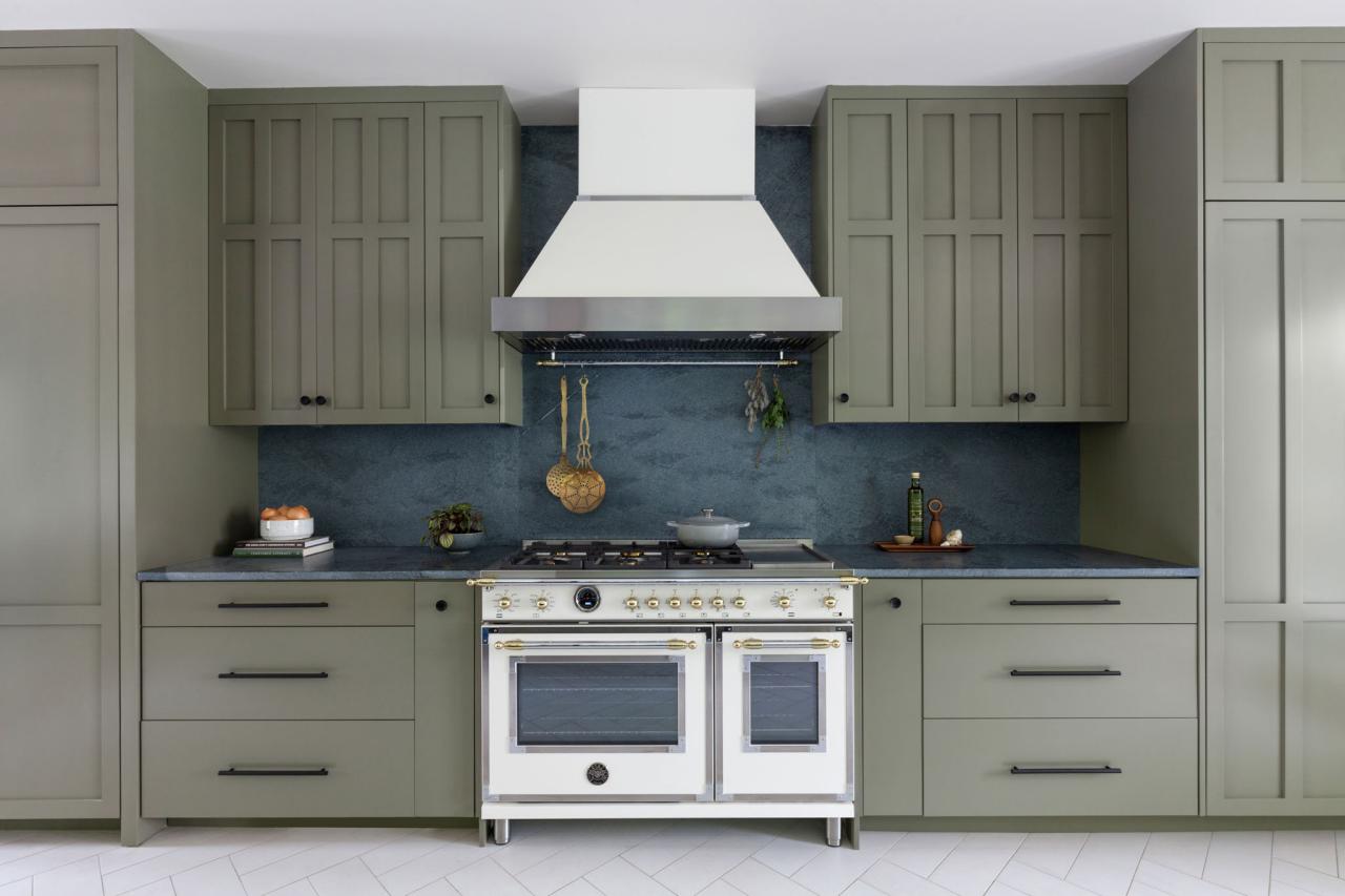 Sage green kitchen Ideas – how to introduce this season's stand