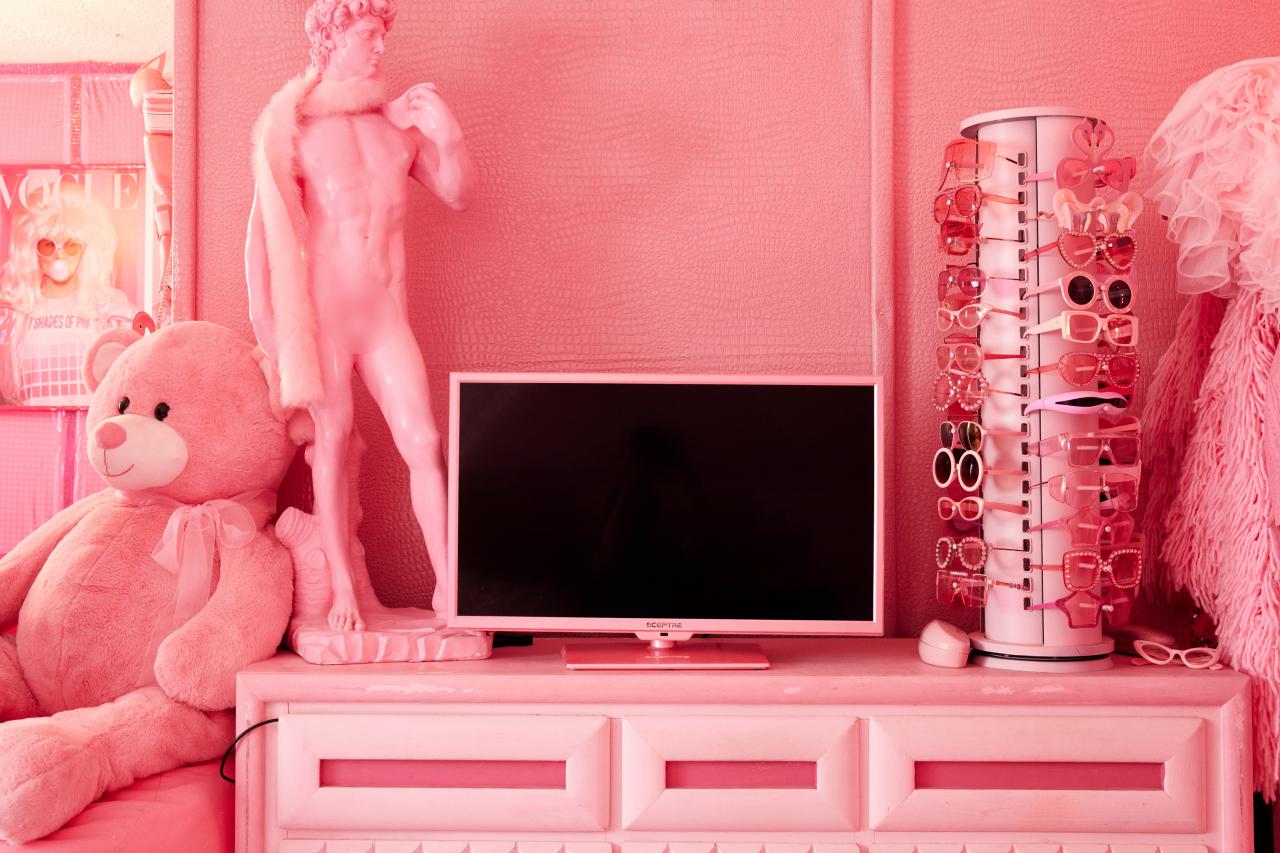 See Kitten Kay Sera's Pink Hollywood Home — the Pinkest Home in