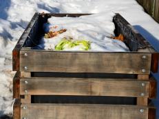 oak box with rubber foil coated inside serves as compost. holes for air supply are made in the foil between the beams. better decomposition of leaves and kitchen waste.