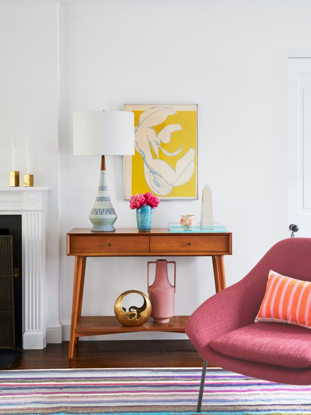 Living Room Console With Vintage Midcentury Decor