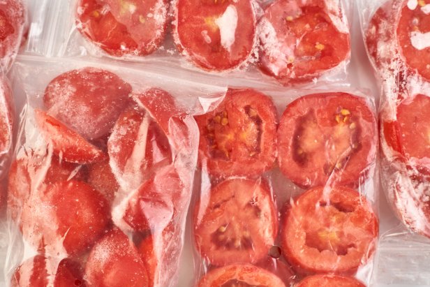 Frozen tomato slices are packed in plastic bag with zip lock.
