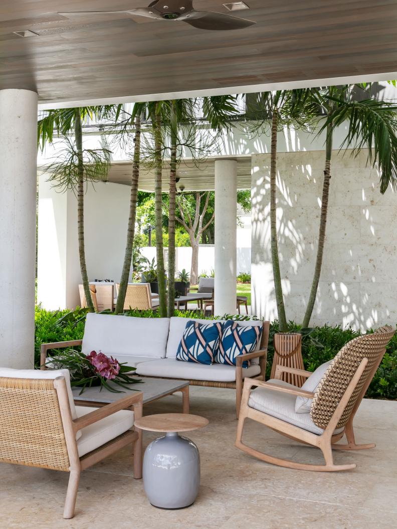 open-air outdoor sitting room in Sarasota