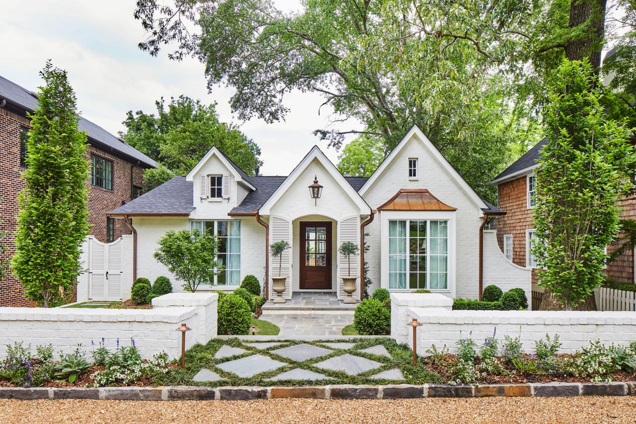 15 Stunning Black Houses with Exteriors You'll Adore - brick&batten