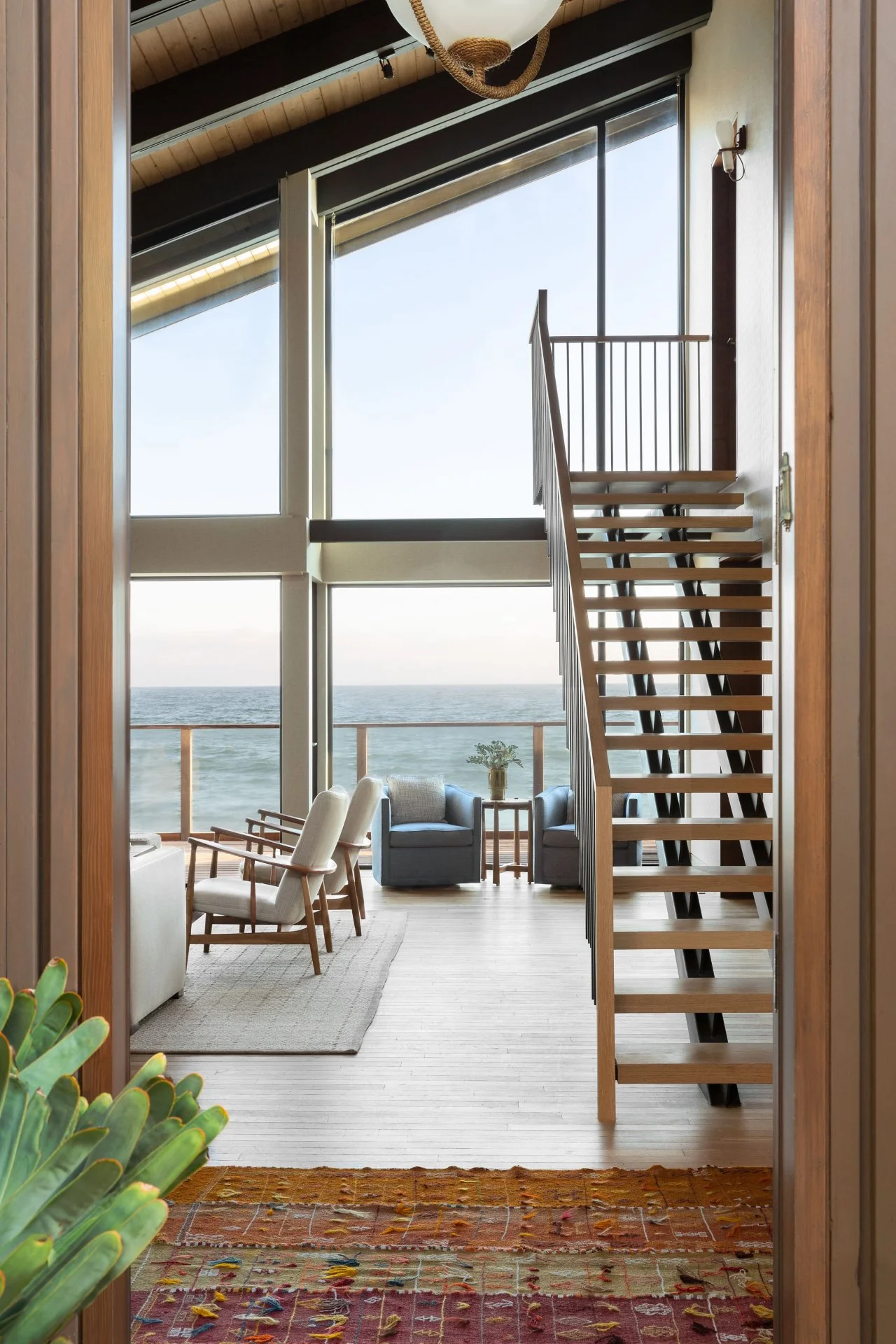 1970s Malibu Beach House Remains True to its Original Architecture | HGTV, image size:1280x1920