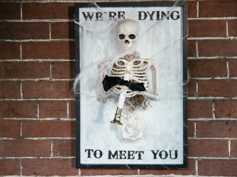 How to Make a 'Dying to Meet You' Welcome Sign for Halloween