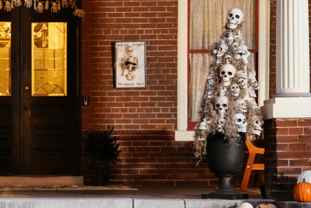 Craft a beautiful and chic halloween topiary using a tomato cage and plastic skulls.