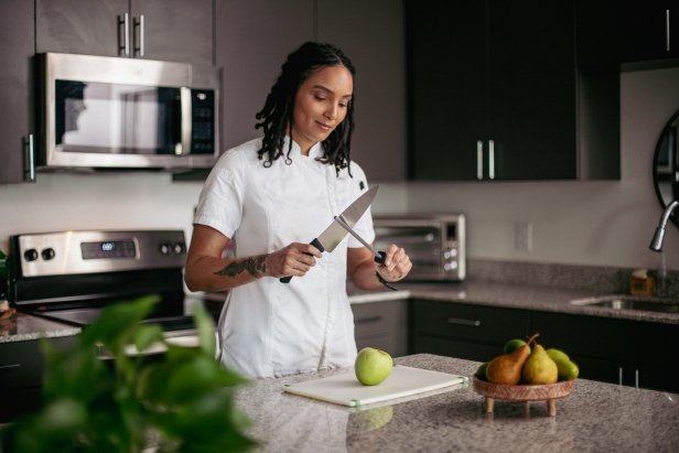 A photo of Chef Cris Ravarré using a honing steel.