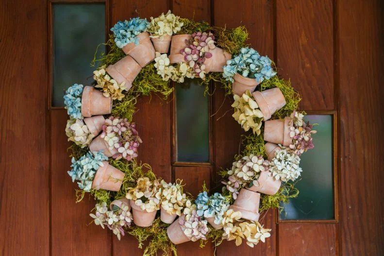 Wreath with dried hydrangeas in mini pots