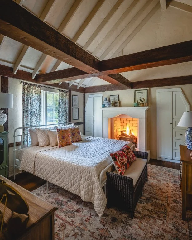 Cottage Bedroom With Wicker Bench