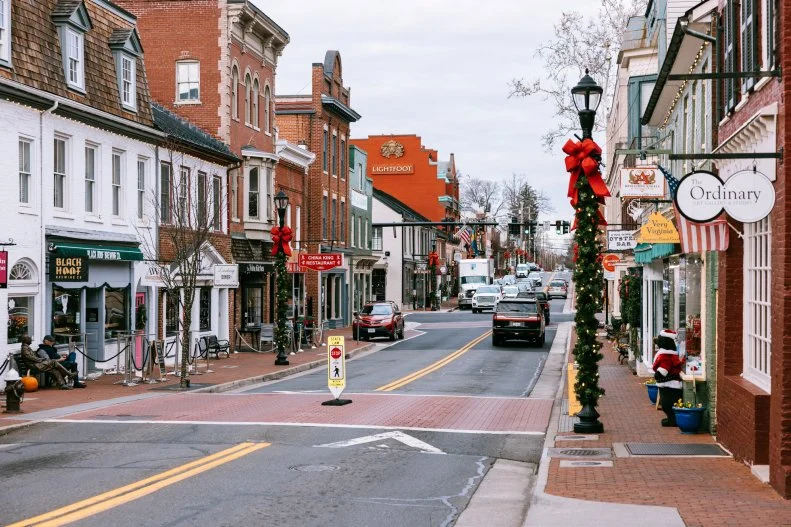 The picturesque downtown of Leesburg, Virginia comes alive during the holidays when garlands and red bows line the historic district. There is annual tree lighting ceremony on the Town Green, a Holiday Fine Arts and Crafts Show and the Annual Christmas and Holiday Parade featuring Santa and friends promenading down King Street in historic downtown Leesburg.

