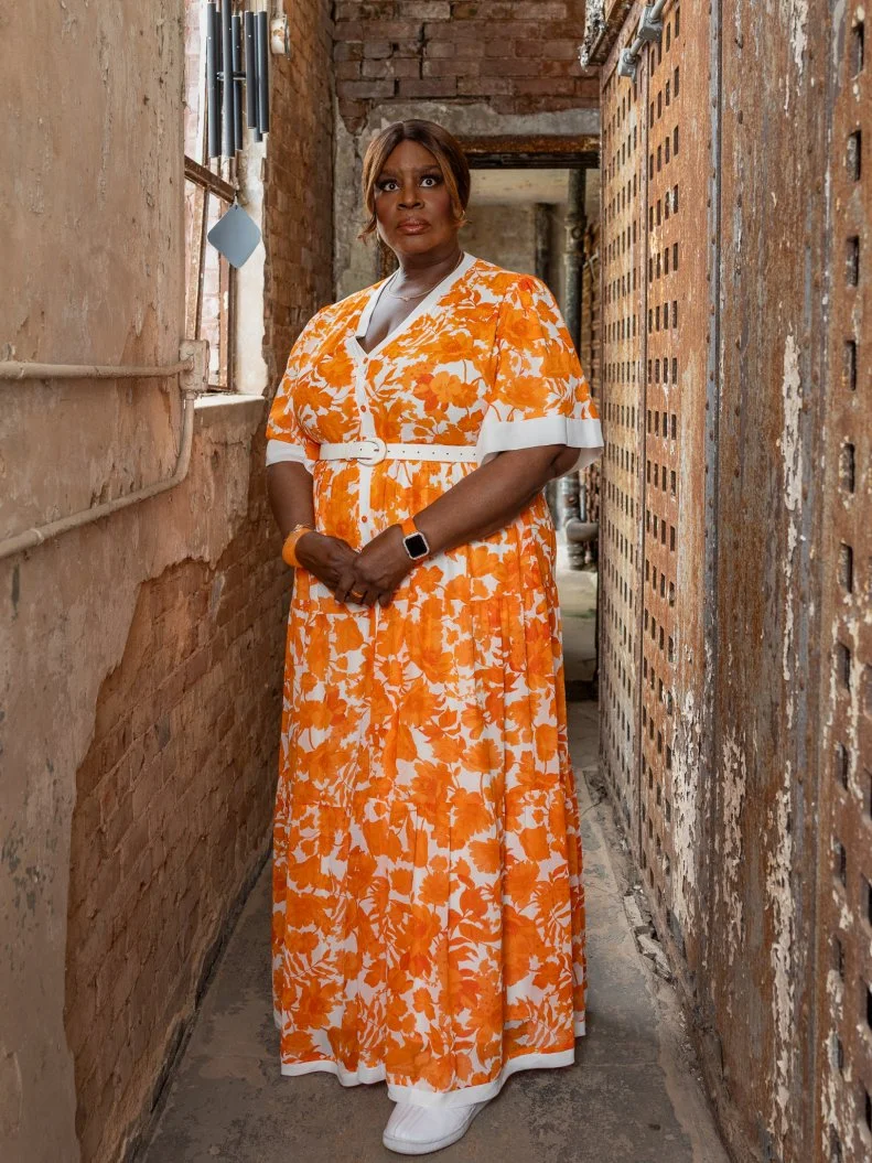 Retta approaches the 1800s Jailhouse in Greenville, Georgia, as seen on Scariest House in America, Season 2.
