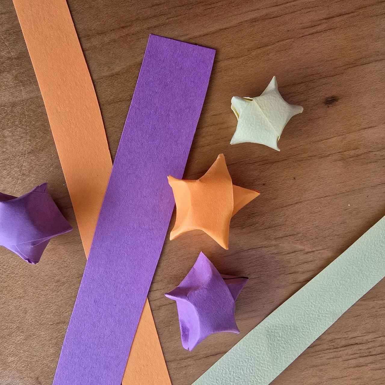 How To Make Little Paper Origami Stars | HGTV, image size:1280x1280