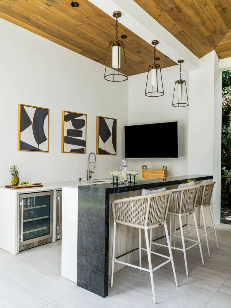Outdoor Bar With Pineapple