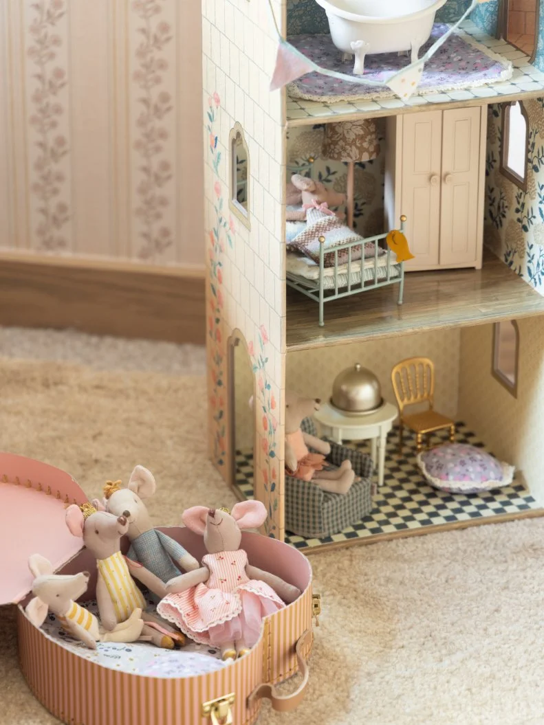 CREATOR: Meagan Larsen CREATOR JOB TITLE: Commissioned Photographer DESCRIPTION / CAPTION: Jasmine Roth’s oldest daughter’s renovated bedroom. LOCATION: 1011B Empire Ave, Park City, UT 84060 CITY: Park City STATE: Utah COUNTRY: USA RIGHTS USAGE TERMS Promote program & network in all media throughout the world during DCL license term COPYRIGHT NOTICE © 2025 Warner Bros. Discovery, Inc. or its subsidiaries and affiliates. All rights reserved. COPYRIGHT STATUS Copyrighted