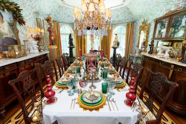 Homeowners Dominick Marangi and Matt Tumminello’s dining room, as seen on Holiday Hoarders, Season 1.