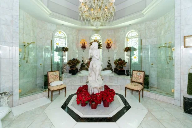 Homeowners Dominick Marangi and Matt Tumminello’s bathroom as seen on Holiday Hoarders, Season 1.