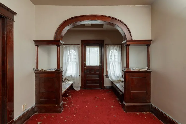 Before of the Bihl Manor reading nook, as seen on A Very Haunted Renovation, Season 1.