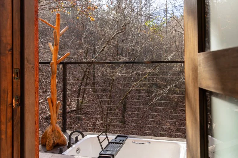 outdoor bathtub at Treetopia Treehouse in Broken Bow, Oklahoma