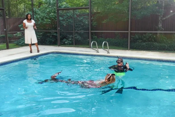 Host Noel Collier talking to Nate and Megan while being in the pool , as seen on Extreme Buyers Club, Season 1.