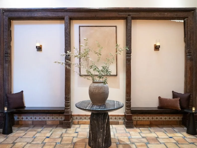 The Foyer, as seen on The Bachelor Mansion Takeover, Season 1.