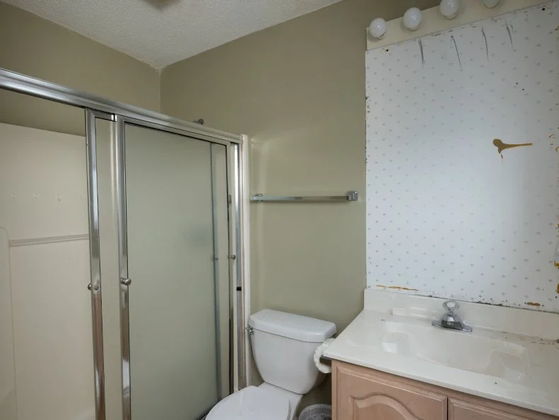 Before of Team Ty Pennington’s Main Suite, as seen on Battle on the Beach, Season 5.