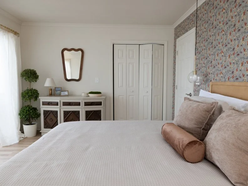 After of Team Sarah Baeumler’s main suite bedroom with a wallpaper accent wall, as seen on Battle on the Beach, Season 5.