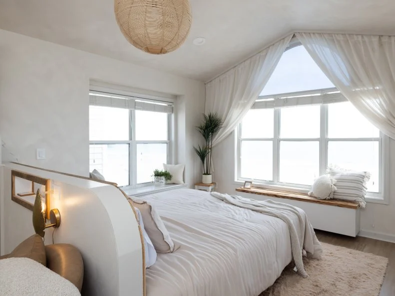 After of Team Mika Kleinschmidt’s main suite bedroom with a Murphy bed and lounge area, as seen on Battle on the Beach, Season 5.