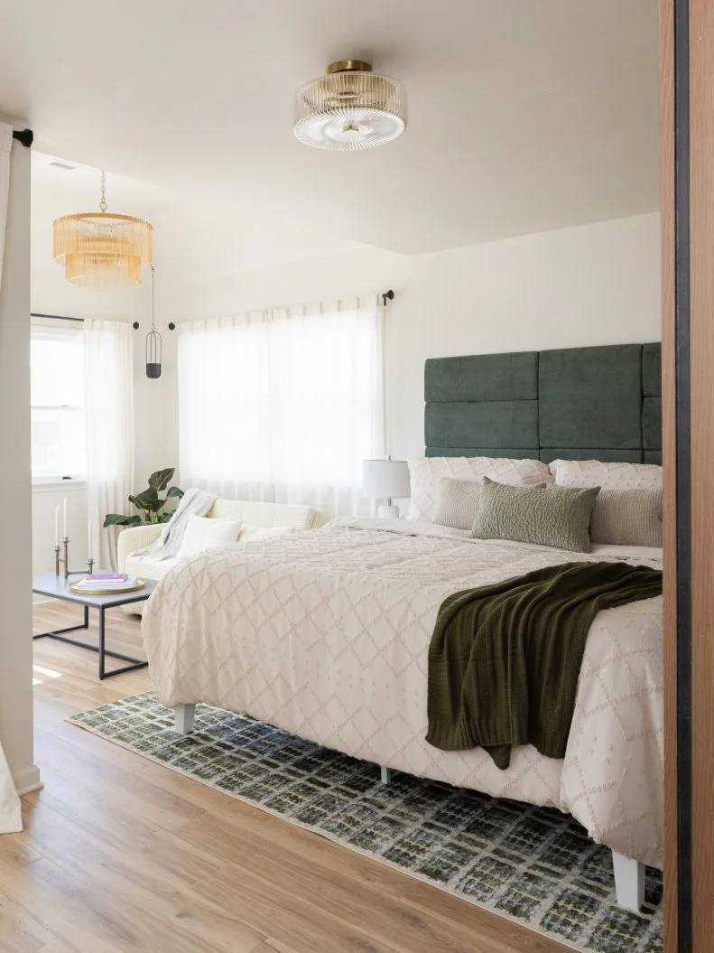 After of Team Sarah Baeumler’s guest bedroom from the partner swap challenge with a hidden closet and sitting area, as seen on Battle on the Beach, Season 5.