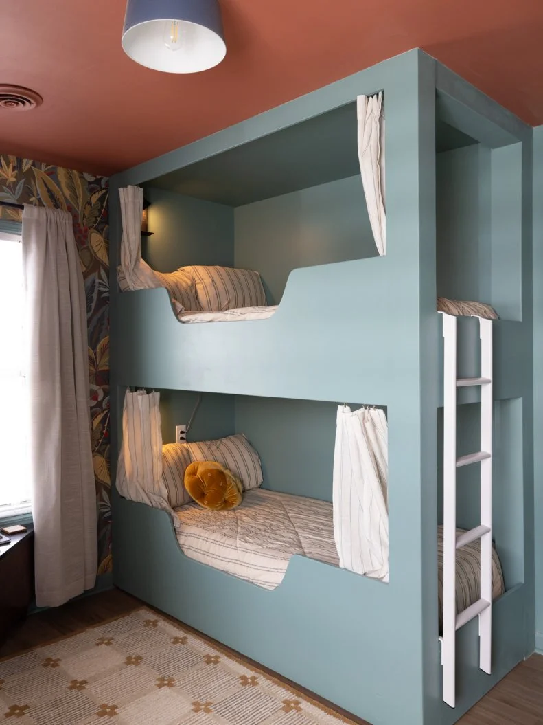 After of Team Mika Kleinschmidt’s guest bedroom from the partner swap challenge with built-in bunkbeds, as seen on Battle on the Beach, Season 5.