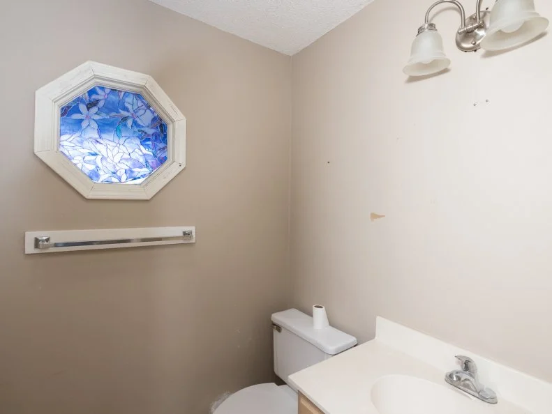 Before of Team Mika Kleinschmidt’s Guest Bathrooms and Surprise Bedroom, as seen on Battle on the Beach, Season 5.