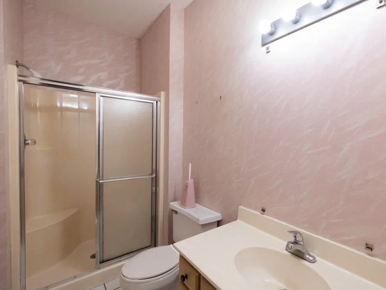 Before of Team Mika Kleinschmidt’s Guest Bathrooms and Surprise Bedroom, as seen on Battle on the Beach, Season 5.